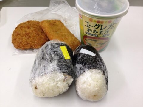 メンチカツとイカのはんぺいとおにぎり