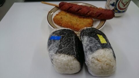 昼食のおにぎり