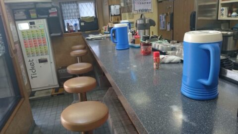 しのだの店内と食券機