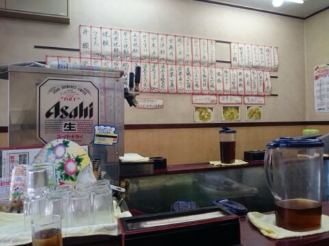 上海の灰皿があるカウンター