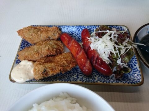 魚源食堂のカキフライとソーセージ