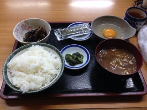 おか田の朝定のご飯と味噌汁