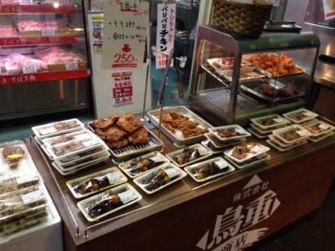鳥重商店の朝びき鳥売場