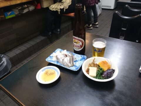 みよし食堂のスポーツ新聞と灰皿
