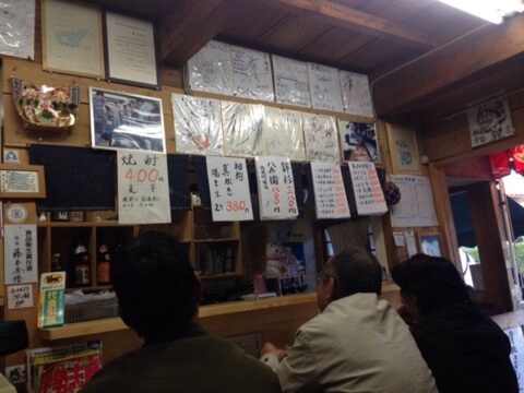 魚福の店先で焼かれる干物