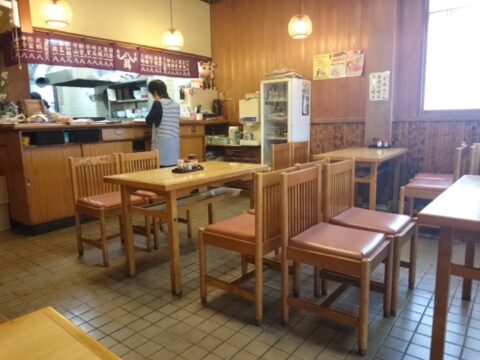 弥冨一八の店内