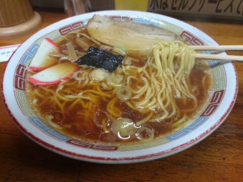 中華亭峠店の中華そばの麺