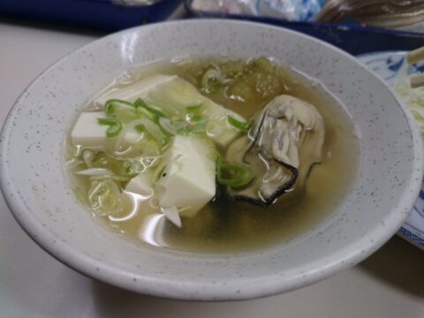 食堂かつやの店舗前