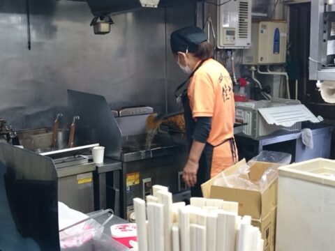 住よしで揚げているかき揚げ