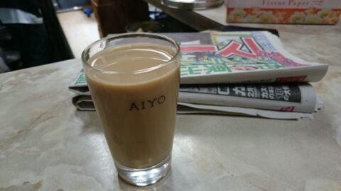 愛養のミルクコーヒーとスポーツ新聞