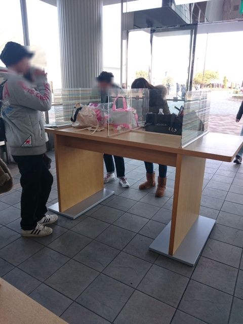 フードコートのアクリルで区切られたテーブル