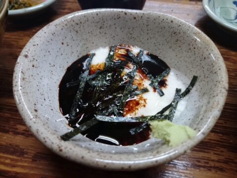 甑庵の濃い色のうどん汁