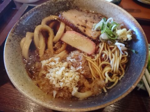 中華そばとうどんの合盛にチャーシューと天かす