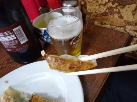 しっかり焼かれた玉の家の餃子