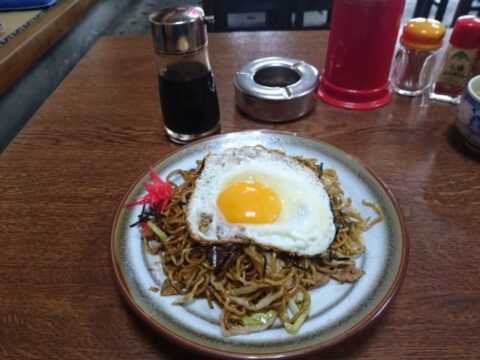 目玉焼きと海苔ののった焼きそば