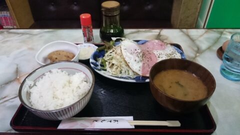 喫茶グリーンの水とおしぼりとゆで卵
