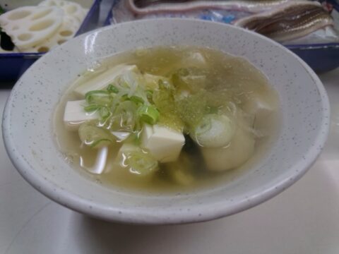 牡蠣入りの食堂かつや湯豆腐