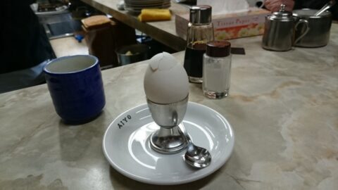 愛養のエッグスタンド入りゆで卵