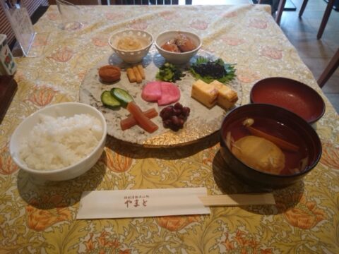膳処やまとの店内