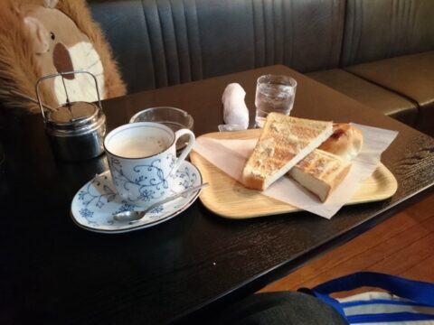 IMARIのカフェオレとパンの朝食