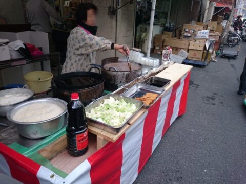 柳橋中央市場年末の串カツとどて煮屋台