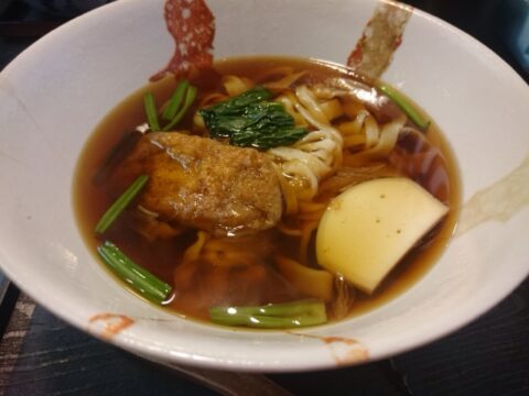 昭和天皇も召し上がった一八本店のきしめん