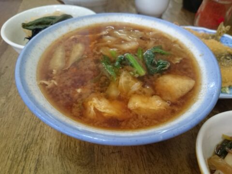 魚一の惣菜を並べた食卓