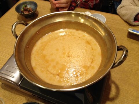 友路の酒と付け出しと卓上コンロ