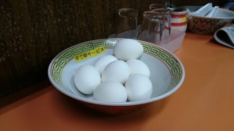 石田食堂のカウンターと調味料