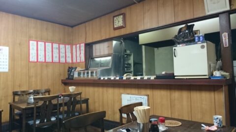 村上食堂の灰皿とスポーツ新聞と調味料