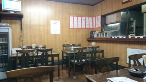 村上食堂の惣菜カウンター