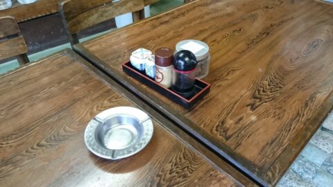 梅干しと調味料のあるテーブル