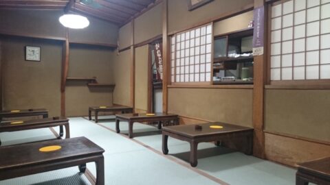 京極かねよ1階の店内