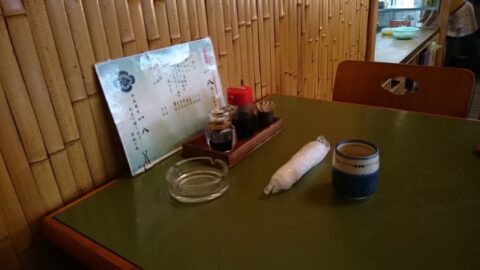 灰皿のある正木一八のテーブル