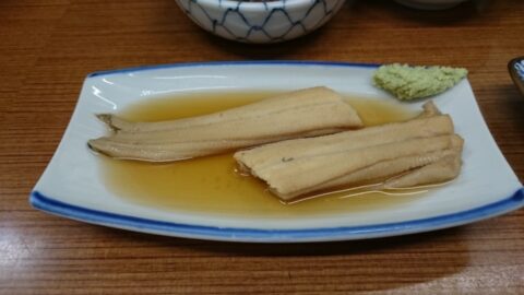 わさびを添えた魚源食堂の煮穴子