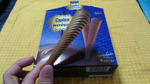 カプリコを食べる子供