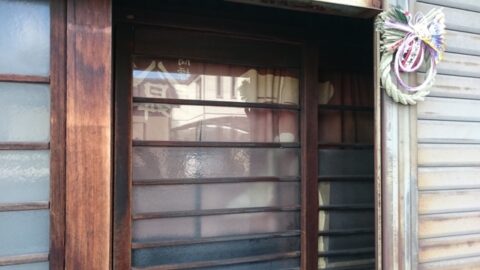 閉店した北頭一八の店舗前
