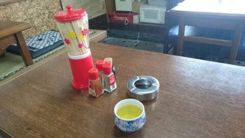 玉の家のアイヌ娘と書かれた餃子皿
