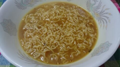 小笠原製粉カレイラーメンの麺とスープ