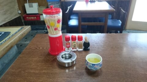 お茶と薬缶のある玉の家の席