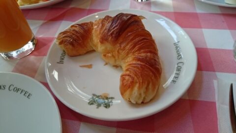 京の朝食のクロワッサン