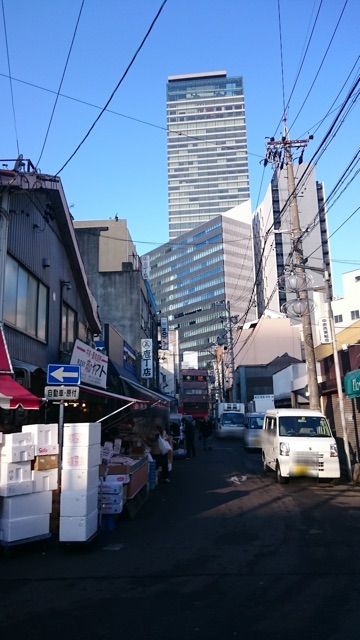 柳橋中央市場から見る近代的なビル