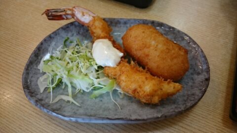 きしめん定食の揚げたてエビフライ