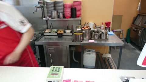 プレミアムラーメンを注文する店内