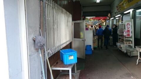 食堂魚源の店舗外観