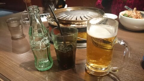コーラ瓶と乾杯