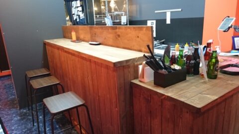 ジューシーバインミーのカウンター店内