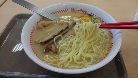プレミアムラーメンの麺とスープ