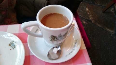 ミルクと砂糖入りのコーヒー