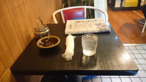 おしぼりとお冷のあるIMARIのテーブル